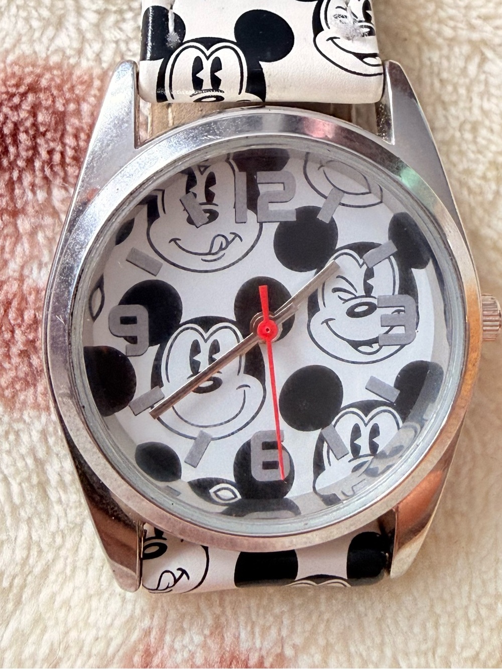 Disney Mickey Mouse wristwatch, battery replaced Preloved